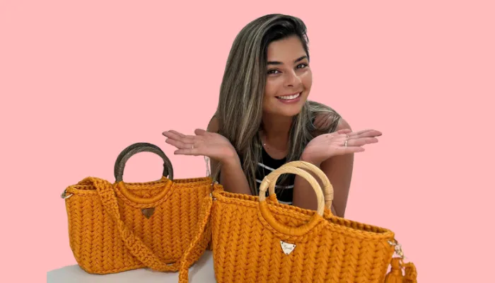 Bolsas de crochê exclusivas criadas no Curso Bolsas de Crochê Chique com Suellen Pontes - Aluna aprendendo a fazer bolsa de crochê exclusiva no Curso Bolsas de Crochê Chique