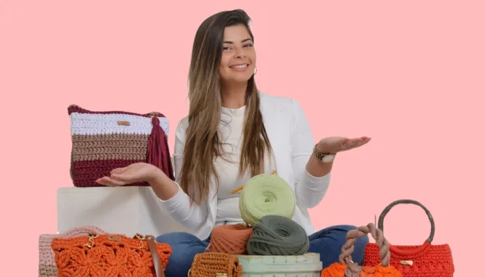 Aluna aprendendo a fazer bolsa de crochê exclusiva no Curso Bolsas de Crochê Chique - Academia do Crochê