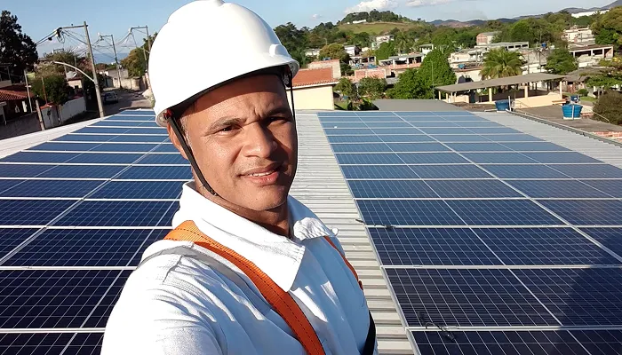 rofessor Alex Lima ensinando energia solar fotovoltaica no curso online